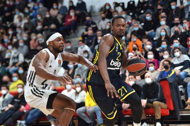 Marcos Knight (asvel) vs Dyshawn Pierre (fenerbahce) BASKETBALL : LDLC ASVEL vs Fenerbahce Istanbul- Euroligue - 15 12 2021 FredericChambert Panoramic 