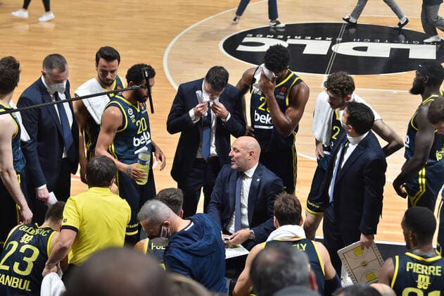 Sasa Obradovic (fenerbahce) et ses joueurs BASKETBALL : LDLC ASVEL vs Fenerbahce Istanbul- Euroligue - 15 12 2021 FredericChambert Panoramic 