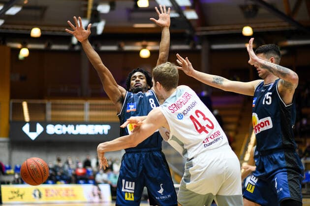 Terrell Harris Merlins Crailsheim defends against Christian Sengfelder Brose Bamberg , GER, HAKRO Merlins Crailsheim vs Brose Bamberg, 23 12 2021, 19 matchday easycredit Basketball Bundesliga, season 2021 2022 GER, HAKRO Merlins Crailsheim vs Brose Bamberg, 23 12 2021, 19 matchday easycredit Basketball Bundesliga, season 2021 2022 Crailsheim Copyright: xEibner MichaelxMemmlerx EP_MMR