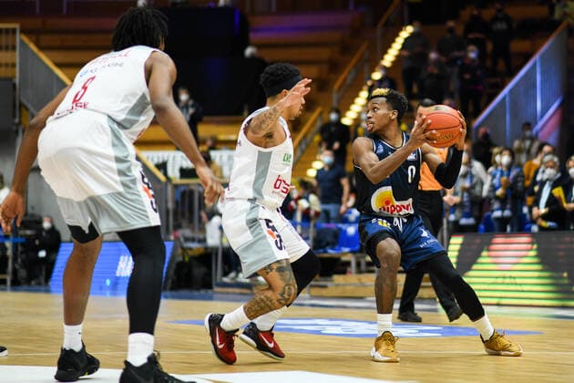 T J Shorts Merlins Crailsheim in a duel with Justin Robinson Brose Bamberg , GER, HAKRO Merlins Crailsheim vs Brose Bamberg, 23 12 2021, 19 Matchday easycredit Basketball Bundesliga, Season 2021 2022 GER, HAKRO Merlins Crailsheim vs Brose Bamberg, 23 12 2021, 19 Matchday easycredit Basketball Bundesliga, Season 2021 2022 Crailsheim Copyright: xEibner MichaelxMemmlerx EP_MMR