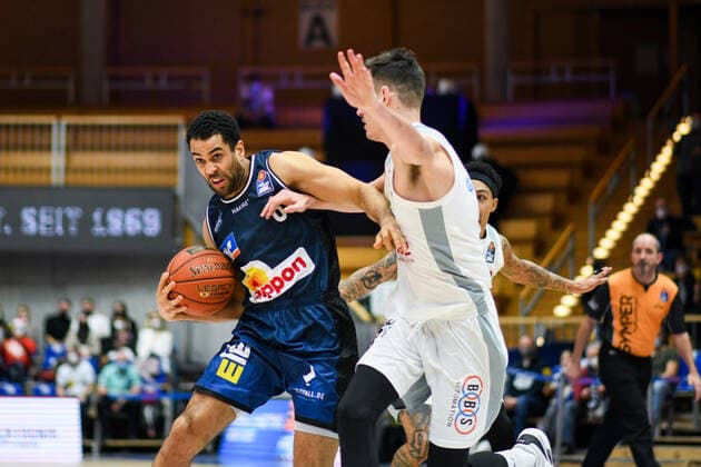 Elias Lasisi Merlins Crailsheim in a duel with Omar Prewitt Brose Bamberg , GER, HAKRO Merlins Crailsheim vs Brose Bamberg, 23 12 2021, 19 Matchday easycredit Basketball Bundesliga, Season 2021 2022 GER, HAKRO Merlins Crailsheim vs Brose Bamberg, 23 12 2021, 19 Matchday easycredit Basketball Bundesliga, Season 2021 2022 Crailsheim Copyright: xEibner MichaelxMemmlerx EP_MMR