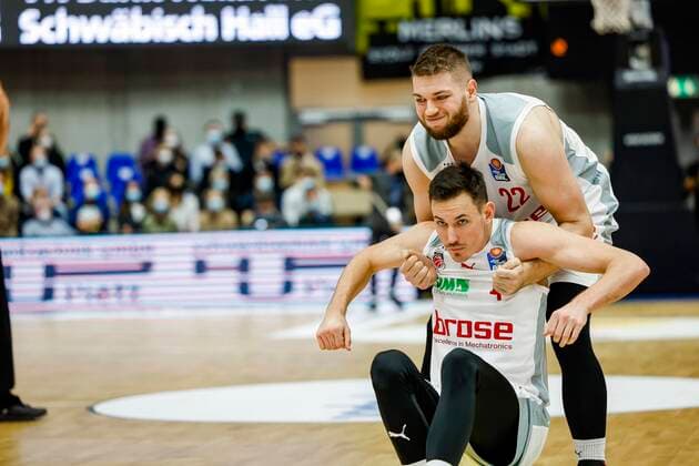 Above Martinas Geben Brose Bamberg, 22 Below Omar Prewitt Brose Bamberg, 04 HAKRO Merlins Crailsheim Brose Bamberg, easyCredit Basketball Bundesliga, Season 2021 2022, 19 Matchday, Crailsheim, Germany, 12 11 2021, Arena Hohenlohe Photo Daniel Löb Loeb Copyright: DanielxLöb