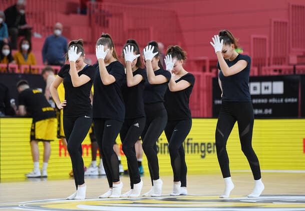Basketball 2 Bundesliga 2020 2021 15 Matchday in the Paul Horn Arena 23 12 2021 Tigers Tuebingen wiha Panthers Schwenningen Rhythmic gymnastics of the TSG Tuebingen at the Moonwalk of Michael Jackson