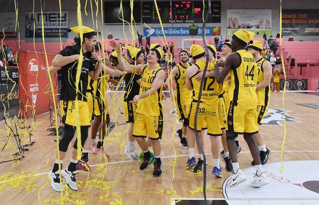 Basketball 2 Bundesliga 2020 2021 15 game day at Paul Horn Arena 23 12 2021 Tigers Tuebingen wiha Panthers Schwenningen TEAMJUBEL Tigers after the game with black and yellow streamers.