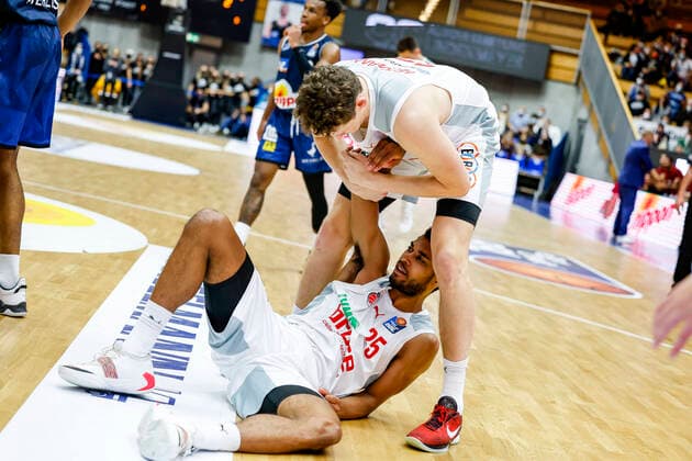 Above Patrick Heckmann Brose Bamberg, 33 Below Kenneth Ogbe Brose Bamberg, 25 HAKRO Merlins Crailsheim Brose Bamberg, easyCredit Basketball Bundesliga, Season 2021 2022, 19 Matchday, Crailsheim, Germany, 12 11 2021, Arena Hohenlohe Photo Daniel Löb Loeb Copyright: DanielxLöb