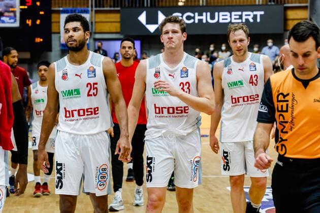 left Kenneth Ogbe Brose Bamberg, 25 center Patrick Heckmann Brose Bamberg, 33 rightChristian Sengfelder Brose Bamberg, 43 HAKRO Merlins Crailsheim Brose Bamberg, easyCredit Basketball Bundesliga, Season 2021 2022, 19 Matchday, Crailsheim, Germany, 12 11 2021, Arena Hohenlohe Copyright: DanielxLöb