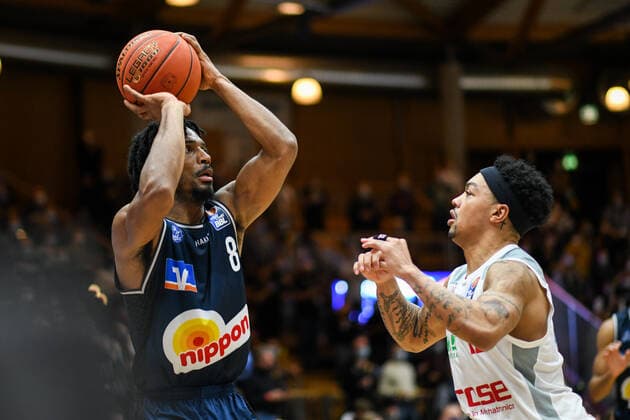 Terrell Harris Merlins Crailsheim in a duel with Justin Robinson Brose Bamberg , GER, HAKRO Merlins Crailsheim vs Brose Bamberg, 23 12 2021, 19 Matchday easycredit Basketball Bundesliga, Season 2021 2022 GER, HAKRO Merlins Crailsheim vs Brose Bamberg, 23 12 2021, 19 Matchday easycredit Basketball Bundesliga, Season 2021 2022 Crailsheim Copyright: xEibner MichaelxMemmlerx EP_MMR
