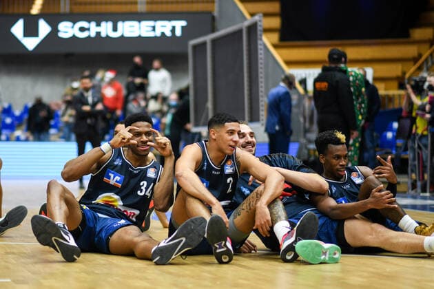Richmond Aririguzoh Merlins Crailsheim , Jared Savage Merlins Crailsheim 2a, T J Shorts Merlins Crailsheim cheer on victory, GER, HAKRO Merlins Crailsheim vs Brose Bamberg, 23 12 2021, 19 matchday easycredit Basketball Bundesliga, season 2021 2022 GER, HAKRO Merlins Crailsheim vs Brose Bamberg, 23 12 2021, 19 matchday easycredit Basketball Bundesliga, season 2021 2022 Crailsheim Copyright: xEibner MichaelxMemmlerx EP_MMR
