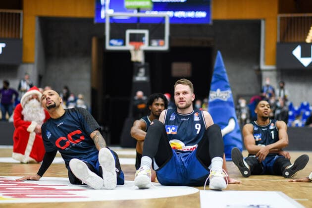 Fabian Bleck Merlins Crailsheim and team celebrate victory, GER, HAKRO Merlins Crailsheim vs Brose Bamberg, 23 12 2021, 19 Matchday easycredit Basketball Bundesliga, Season 2021 2022 GER, HAKRO Merlins Crailsheim vs Brose Bamberg, 23 12 2021, 19 Matchday easycredit Basketball Bundesliga, Season 2021 2022 Crailsheim Copyright: xEibner MichaelxMemmlerx EP_MMR