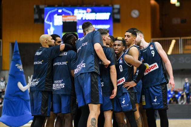 T J Shorts Merlins Crailsheim , Jared Savage Merlins Crailsheim 2a, Fabian Bleck Merlins Crailsheim and team celebrate victory, GER, HAKRO Merlins Crailsheim vs Brose Bamberg, 23 12 2021, 19 Spieltag easycredit Basketball Bundesliga, Spielzeit 2021 2022 GER, HAKRO Merlins Crailsheim vs Brose Bamberg, 23 12 2021, 19 Spieltag easycredit Basketball Bundesliga, Spielzeit 2021 2022 Crailsheim Copyright: xEibner MichaelxMemmlerx EP_MMR