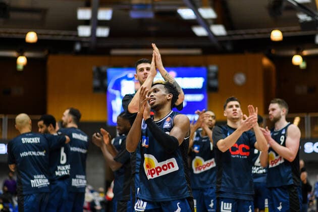 T J Shorts Merlins Crailsheim , Bogdan Radosavljevic Merlins Crailsheim and team cheer over victory, GER, HAKRO Merlins Crailsheim vs Brose Bamberg, 23 12 2021, 19 matchday easycredit Basketball Bundesliga, season 2021 2022 GER, HAKRO Merlins Crailsheim vs Brose Bamberg, 23 12 2021, 19 matchday easycredit Basketball Bundesliga, season 2021 2022 Crailsheim Copyright: xEibner MichaelxMemmlerx EP_MMR