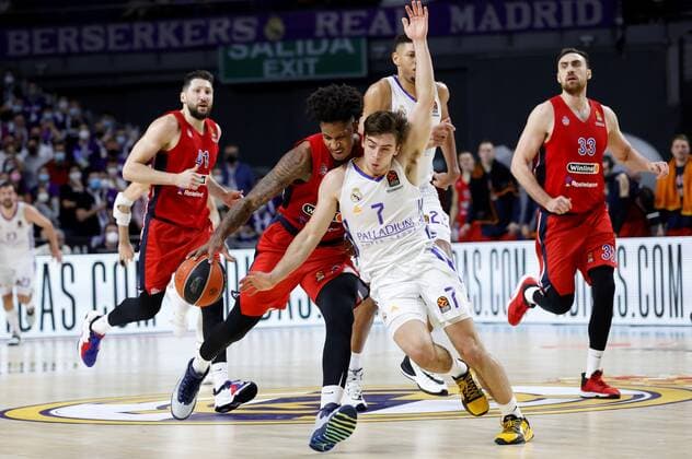 Real Madrid s guard Urban Klavzar (2-R) in action againt CSKA s Will Clyburn (2-L) during the Euroleague game between Real Madrid and CSKA Moscow at Wizink Center in Madrid, Spain, 23 December 2021. Real Madrid - CSKA Moscow !ACHTUNG: NUR REDAKTIONELLE NUTZUNG!  Copyright: xJUANJOxMARTINx(es-ES)x GRAF2099 20211223-ef07cc87eea8fc39a19e5e90a4c6237e8f0bc9d4