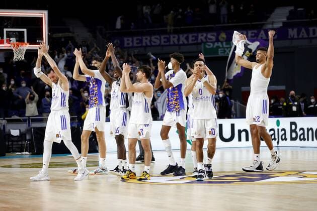 Real Madrid players celebrate their victory at the end of the Euroleague game between Real Madrid and CSKA Moscow at Wizink Center in Madrid, Spain, 23 December 2021. Real Madrid - CSKA Moscow !ACHTUNG: NUR REDAKTIONELLE NUTZUNG!  Copyright: xJUANJOxMARTINx GRAF2101 20211223-abdcbdb882a00bd0309a4d2cce53d8ac490f3220