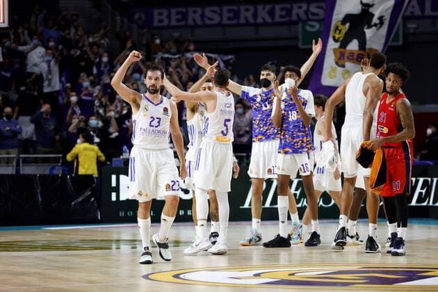 Real Madrid players celebrate their victory at the end of the Euroleague game between Real Madrid and CSKA Moscow at Wizink Center in Madrid, Spain, 23 December 2021. Real Madrid - CSKA Moscow !ACHTUNG: NUR REDAKTIONELLE NUTZUNG!  Copyright: xJUANJOxMARTINx GRAF2103 20211223-c40e942d88d5102eb71a23852f1c198c3fd06935