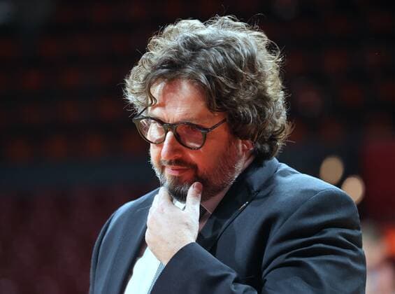 Reflection Bayerns Head Coach Andrea TRINCHIERI Basketball, FC Bayern Baskonia, on 23 12 2021, Basketball Euroleague, FC Bayern Basketball BITCI Baskonia Vitoria Gasteiz, season 2021 2022 in Munich, A U D I D O M E, Germany Source Copyright Credit Oryk HAIST xx