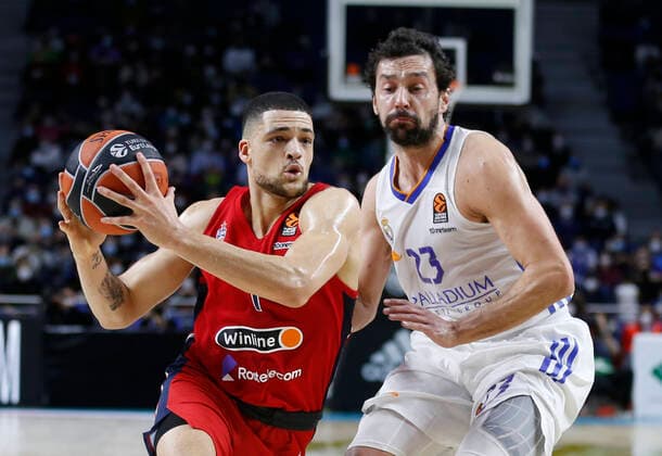 Spain Basketball Euroleague Real - CSKA 6729409 23.12.2021 CSKA?s Gabriel Lundberg and Real?s Sergio Llull struggle for the ball during the Euroleague basketball match between Real Madrid and CSKA Moscow, in Madrid, Spain. Mikhail Serbin Sputnik Madrid Spain  Copyright: xMikhailxSerbinx