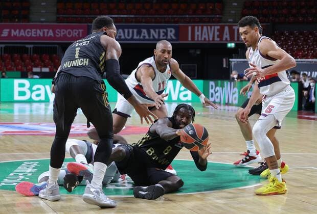 Bayerns 1 Deshaun THOMAS, Baskonias 11 GRANGER, Bayerns 8 Othello HUNTER and Baskonias 5 BOLDWIN IV Basketball, FC Bayern Baskonia, on 23 12 2021, Basketball Euroleague, FC Bayern Basketball BITCI Baskonia Vitoria Gasteiz, season 2021 2022 in Munich, A U D I D O M E, Germany Source Copyright Credit Oryk HAIST xx