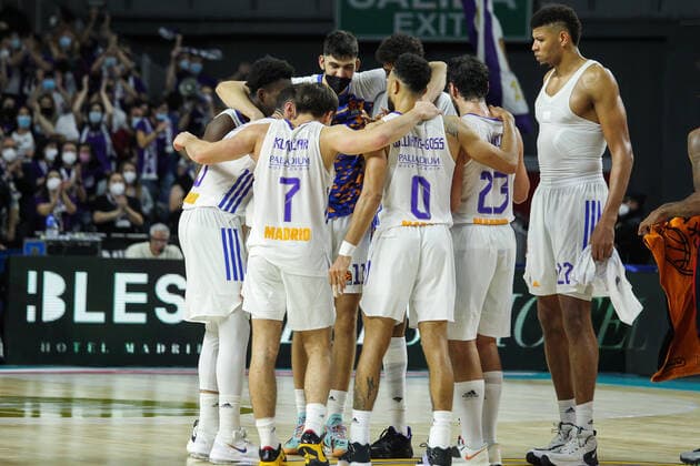 December 23, 2021, MADRID, MADRID, SPAIN: Players of Real Madrid celebrate after Turkish Airlines Euroleague basketball match between Real Madrid and CSKA Moscow at Wizink Center on December 23th, 2021 in Madrid, Spain. MADRID SPAIN - ZUMAa181 20211223_zaa_a181_060 Copyright: xIrinaxR.xHipolitox
