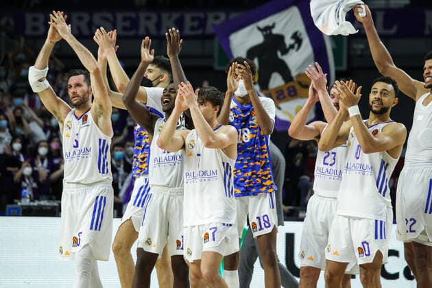 December 23, 2021, MADRID, MADRID, SPAIN: Players of Real Madrid celebrate after Turkish Airlines Euroleague basketball match between Real Madrid and CSKA Moscow at Wizink Center on December 23th, 2021 in Madrid, Spain. MADRID SPAIN - ZUMAa181 20211223_zaa_a181_061 Copyright: xIrinaxR.xHipolitox