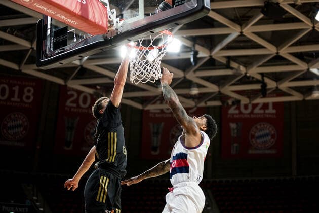 Turkish Airlines EuroLeague FC Bayern Muenchen Basketball Bitci Baskonia Vitoria Gasteiz 23 12 2021 Vladimir Lucic FC Bayern, 11 , Lamar Peters BITCI Baskonia Vitoria Gasteiz, 1 Turkish Airlines EuroLeague FC Bayern Muenchen Basketball Bitci Baskonia Vitoria Gasteiz 23 12 2021 Audi Dome, Muenchen Bayern Copyright: xBEAUTIFULxSPORTS Wunderlx