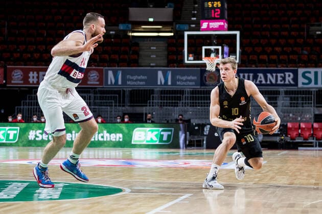 Turkish Airlines EuroLeague FC Bayern Muenchen Basketball Bitci Baskonia Vitoria Gasteiz 23 12 2021 Matthew Costello BITCI Baskonia Vitoria Gasteiz, 24 , Ognjen Jaramaz FC Bayern, 10 Turkish Airlines EuroLeague FC Bayern Muenchen Basketball Bitci Baskonia Vitoria Gasteiz 23 12 2021 Audi Dome, Muenchen Bayern Copyright: xBEAUTIFULxSPORTS Wunderlx