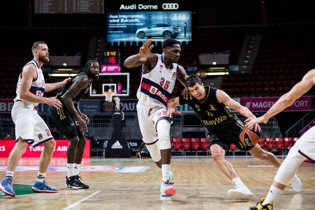 Turkish Airlines EuroLeague FC Bayern Muenchen Basketball Bitci Baskonia Vitoria Gasteiz 23 12 2021 Landry Nnoko BITCI Baskonia Vitoria Gasteiz, 35 , Vladimir Lucic FC Bayern, 11 Turkish Airlines EuroLeague FC Bayern Muenchen Basketball Bitci Baskonia Vitoria Gasteiz 23 12 2021 Audi Dome, Munich Bayern Copyright: xBEAUTIFULxSPORTS Wunderlx