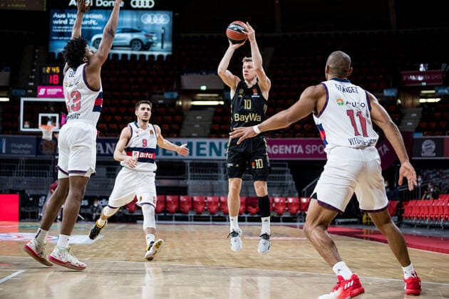 Turkish Airlines EuroLeague FC Bayern Muenchen Basketball Bitci Baskonia Vitoria Gasteiz 23 12 2021 Steven Enoch BITCI Baskonia Vitoria Gasteiz, 23 , Ognjen Jaramaz FC Bayern, 10 , Jayson Granger BITCI Baskonia Vitoria Gasteiz, 11 Turkish Airlines EuroLeague FC Bayern Muenchen Basketball Bitci Baskonia Vitoria Gasteiz 23 12 2021 Audi Dome, Muenchen Bayern Copyright: xBEAUTIFULxSPORTS Wunderlx