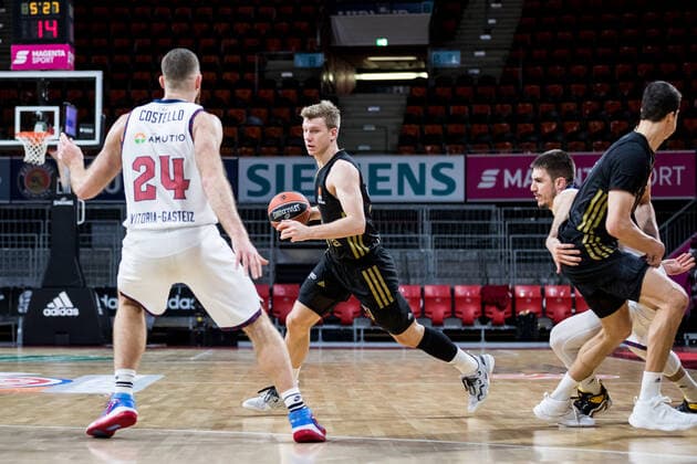 Turkish Airlines EuroLeague FC Bayern Muenchen Basketball Bitci Baskonia Vitoria Gasteiz 23 12 2021 Matthew Costello BITCI Baskonia Vitoria Gasteiz, 24 , Ognjen Jaramaz FC Bayern, 10 Turkish Airlines EuroLeague FC Bayern Muenchen Basketball Bitci Baskonia Vitoria Gasteiz 23 12 2021 Audi Dome, Muenchen Bayern Copyright: xBEAUTIFULxSPORTS Wunderlx