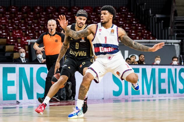 Turkish Airlines EuroLeague FC Bayern Muenchen Basketball Bitci Baskonia Vitoria Gasteiz 23 12 2021 Nick Weiler Babb FC Bayern, 0 , Lamar Peters BITCI Baskonia Vitoria Gasteiz, 1 Turkish Airlines EuroLeague FC Bayern Muenchen Basketball Bitci Baskonia Vitoria Gasteiz 23 12 2021 Audi Dome, Munich Bayern Copyright: xBEAUTIFULxSPORTS Wunderlx