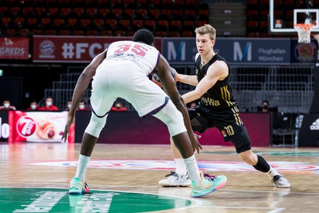 Turkish Airlines EuroLeague FC Bayern Muenchen Basketball Bitci Baskonia Vitoria Gasteiz 23 12 2021 Alec Peters BITCI Baskonia Vitoria Gasteiz, 25 , Ognjen Jaramaz FC Bayern, 10 Turkish Airlines EuroLeague FC Bayern Muenchen Basketball Bitci Baskonia Vitoria Gasteiz 23 12 2021 Audi Dome, Munich Bayern Copyright: xBEAUTIFULxSPORTS Wunderlx