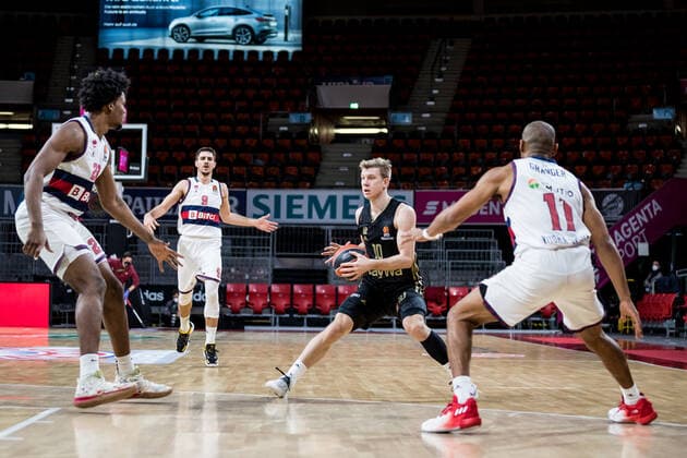 Turkish Airlines EuroLeague FC Bayern Muenchen Basketball Bitci Baskonia Vitoria Gasteiz 23 12 2021 Steven Enoch BITCI Baskonia Vitoria Gasteiz, 23 , Ognjen Jaramaz FC Bayern, 10 , Jayson Granger BITCI Baskonia Vitoria Gasteiz, 11 Turkish Airlines EuroLeague FC Bayern Muenchen Basketball Bitci Baskonia Vitoria Gasteiz 23 12 2021 Audi Dome, Muenchen Bayern Copyright: xBEAUTIFULxSPORTS Wunderlx