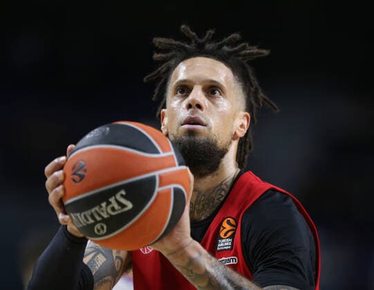 Spain Basketball Euroleague Real - CSKA 6729421 23.12.2021 CSKA?s Daniel Hackett prepares to throw the ball into the hoop during the Euroleague basketball match between Real Madrid and CSKA Moscow, in Madrid, Spain. Mikhail Serbin Sputnik Madrid Spain  Copyright: xMikhailxSerbinx