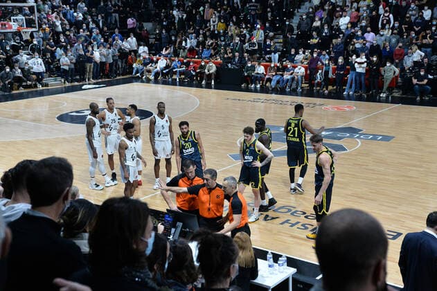 Les arbitres visionnent la vidÃ o devant les joueurs BASKETBALL : LDLC ASVEL vs Fenerbahce Istanbul- Euroligue - 15 12 2021 FredericChambert Panoramic 