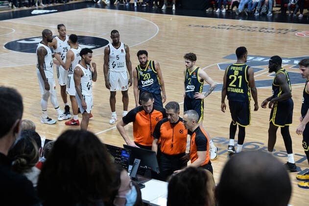 Les arbitres visionnent la vidÃ o devant les joueurs BASKETBALL : LDLC ASVEL vs Fenerbahce Istanbul- Euroligue - 15 12 2021 FredericChambert Panoramic 