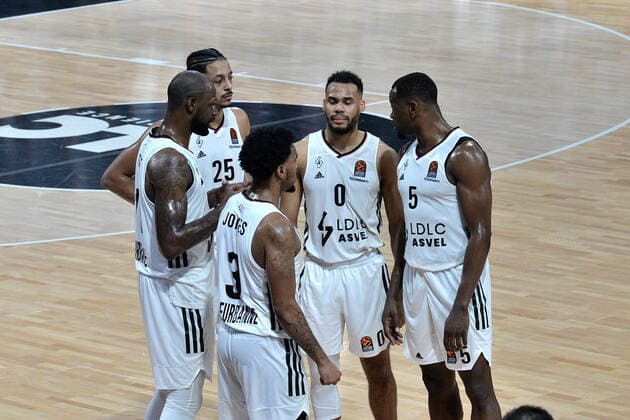 James Gist avec William Howard et Chris Jones avec Elie Okobo avec Charles Kahudi (asvel) BASKETBALL : LDLC ASVEL vs Fenerbahce Istanbul- Euroligue - 15 12 2021 FredericChambert Panoramic 