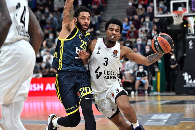 Chris Jones (asvel) vs Pierra Henry (fenerbahce) BASKETBALL : LDLC ASVEL vs Fenerbahce Istanbul- Euroligue - 15 12 2021 FredericChambert Panoramic 