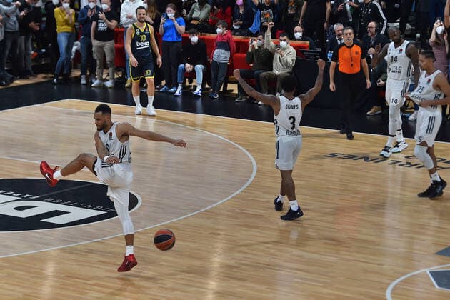 Joie de Chris Jones et des ses coÃ quipiers (asvel) BASKETBALL : LDLC ASVEL vs Fenerbahce Istanbul- Euroligue - 15 12 2021 FredericChambert Panoramic 