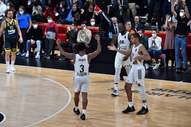 Joie de Chris Jones et des ses coÃ quipiers (asvel) BASKETBALL : LDLC ASVEL vs Fenerbahce Istanbul- Euroligue - 15 12 2021 FredericChambert Panoramic 
