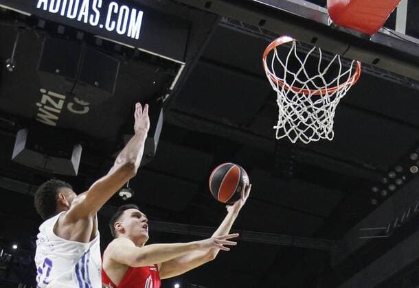 Spain Basketball Euroleague Real - CSKA 6729427 23.12.2021 CSKA?s Johannes Voigtmann tries to score against Real?s Walter Tavares during the Euroleague basketball match between Real Madrid and CSKA Moscow, in Madrid, Spain. Mikhail Serbin Sputnik Madrid Spain  Copyright: xMikhailxSerbinx