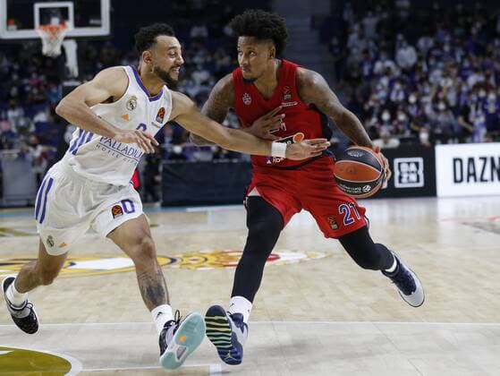 Sport Bilder des Tages Spain Basketball Euroleague Real - CSKA 6729431 24.12.2021 Real?s Nigel Williams-Goss and CSKA?s Will Clyburn struggle for the ball during the Euroleague basketball match between Real Madrid and CSKA Moscow, in Madrid, Spain. Mikhail Serbin Sputnik Madrid Spain  Copyright: xMikhailxSerbinx