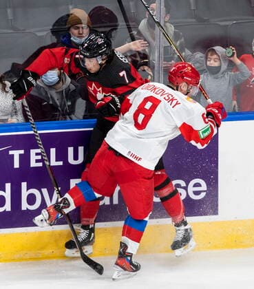 Eishockey, U20 Junioren Länderspiel, Kanada - Russland December 23, 2021, EDMONTON, AB, CANADA: Canada s Donovan Sebrango (7) is checked by Russia s Ivan Didkovski (8) during first period IIHF World Junior Hockey Championship exhibition action in Edmonton, Thursday, Dec. 23, 2021. Donovan Sebrango Ivan Didkovsk  - ZUMAc35_ 20211223_zaf_c35_053 Copyright: xJasonxFransonx