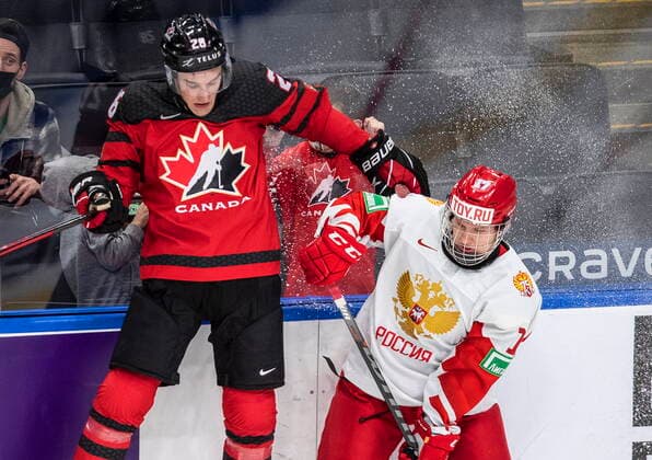 Eishockey, U20 Junioren Länderspiel, Kanada - Russland December 23, 2021, EDMONTON, AB, CANADA: Canada s Ryan OöÄÃ Rourke (28) is checked by Russia s Matvey Michkov (17) during first period IIHF World Junior Hockey Championship exhibition action in Edmonton, Thursday, Dec. 23, 2021. Ryan O‚ÄôRourke Matvey Michkov  - ZUMAc35_ 20211223_zaf_c35_054 Copyright: xJasonxFransonx