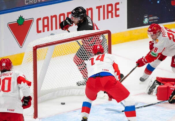 Eishockey, U20 Junioren Länderspiel, Kanada - Russland December 23, 2021, EDMONTON, AB, CANADA: Canada s Mason McTavish (23) scores a goal against Russia during second period IIHF World Junior Hockey Championship exhibition action in Edmonton, Thursday, Dec. 23, 2021. Mason McTavish  - ZUMAc35_ 20211223_zaf_c35_067 Copyright: xJasonxFransonx