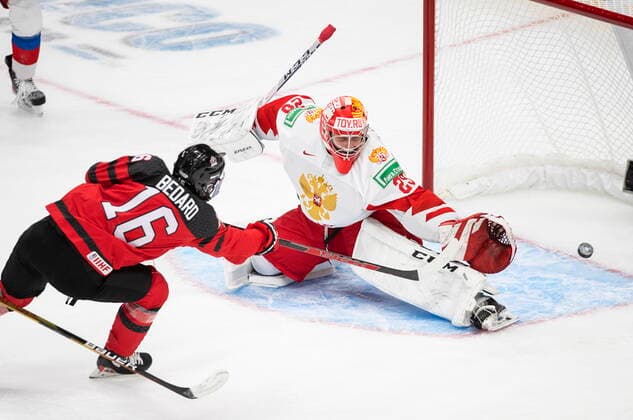 Eishockey, U20 Junioren Länderspiel, Kanada - Russland December 23, 2021, EDMONTON, AB, CANADA: Canada s Connor Bedard (16) scores on Russia goalie Yegor Guskov (29) during third period IIHF World Junior Hockey Championship exhibition action in Edmonton, Thursday, Dec. 23, 2021. Connor Bedard Yegor Guskov  - ZUMAc35_ 20211223_zaf_c35_072 Copyright: xJasonxFransonx
