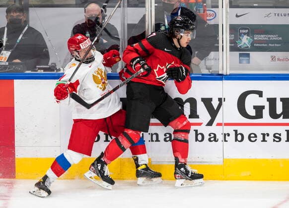 Eishockey, U20 Junioren Länderspiel, Kanada - Russland December 23, 2021, EDMONTON, AB, CANADA: Canada s Donovan Sebrango (7) checks Russia s Matvey Michkov (17) during third period IIHF World Junior Hockey Championship exhibition action in Edmonton, Thursday, Dec. 23, 2021. Donovan Sebrango Matvey Michkov  - ZUMAc35_ 20211223_zaf_c35_071 Copyright: xJasonxFransonx
