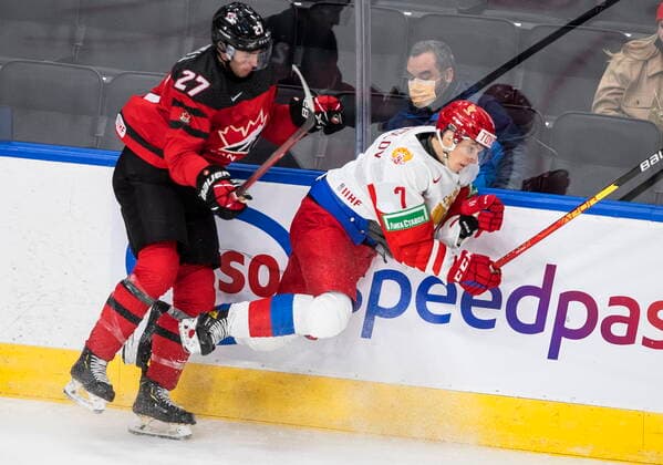 Eishockey, U20 Junioren Länderspiel, Kanada - Russland December 23, 2021, EDMONTON, AB, CANADA: Canada s Will Cuylle (27) checks Russia s Arseni Koromyslov (7) during third period IIHF World Junior Hockey Championship exhibition action in Edmonton, Thursday, Dec. 23, 2021. Will Cuylle Arseni Koromyslov  - ZUMAc35_ 20211223_zaf_c35_074 Copyright: xJasonxFransonx