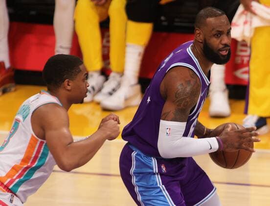 Los Angeles Lakers vs San Antonio Spurs at Staples Center in Los Angeles, CA on Thursday, December 23, 2021. LeBron James 6 of the LA Lakers is guarded by Keldon Johnson 3 of the San Antonio Spurs during the 1st quarter. PHILLIP KIM 2021-2022 NBA, Basketball Herren, USA Los Angeles Lakers vs San Antonio Spurs !ACHTUNG: NUR REDAKTIONELLE NUTZUNG!  Copyright: xPHILLIPxKIMx AME6051 20211224-cff30aa42d73b401f87b7d1bd1fcf0f53dad955f