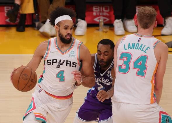 Los Angeles Lakers vs San Antonio Spurs at Staples Center in Los Angeles, CA on Thursday, December 23, 2021. Derrick White 4 of the San Antonio Spurs dribbles around Wayne Ellington 2 of the LA Lakers as Jock Landale 34 of the San Antonio Spurs sets a screen. PHILLIP KIM 2021-2022 NBA, Basketball Herren, USA Los Angeles Lakers vs San Antonio Spurs !ACHTUNG: NUR REDAKTIONELLE NUTZUNG!  Copyright: xPHILLIPxKIMx AME6054 20211224-6e84003eee317900b976b79b3c621e3d83d2cc54
