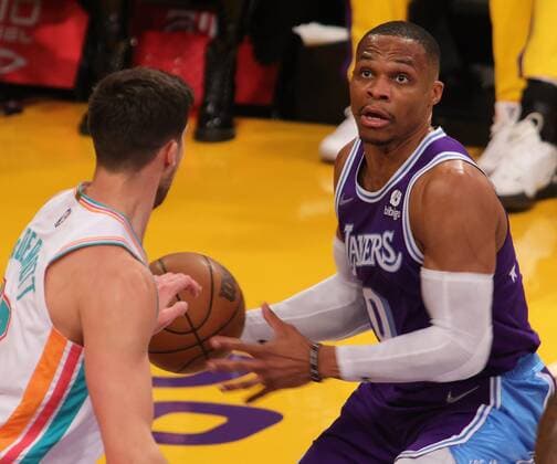 Los Angeles Lakers vs San Antonio Spurs at Staples Center in Los Angeles, CA on Thursday, December 23, 2021. Russell Westbrook 0 of the LA Lakers looks to pass the ball to a teammate during the 1st quarter vs the San Antonio Spurs. PHILLIP KIM 2021-2022 NBA, Basketball Herren, USA Los Angeles Lakers vs San Antonio Spurs !ACHTUNG: NUR REDAKTIONELLE NUTZUNG!  Copyright: xPHILLIPxKIMx AME6050 20211224-c4bef60f3e05c897222a0f5509e92ac89367e8d3