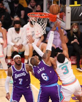 Los Angeles Lakers vs San Antonio Spurs at Staples Center in Los Angeles, CA on Thursday, December 23, 2021. LeBron James 6 of the LA Lakers blocks Keldon Johnson 3 of the San Antonio Spurs during the 2nd quarter. PHILLIP KIM 2021-2022 NBA, Basketball Herren, USA Los Angeles Lakers vs San Antonio Spurs !ACHTUNG: NUR REDAKTIONELLE NUTZUNG!  Copyright: xPHILLIPxKIMx AME6073 20211224-59efdfcda318220903e44e761a43a4640c944a91